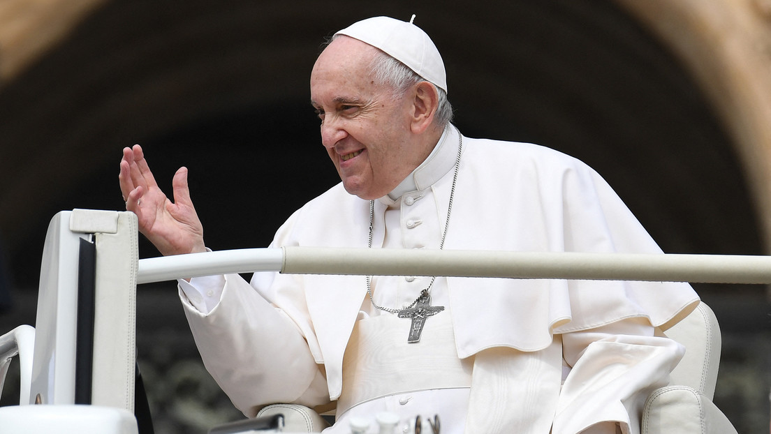 "¿Te detienes a pensar?": El papa Francisco llama la atención a la juventud por el uso excesivo del celular