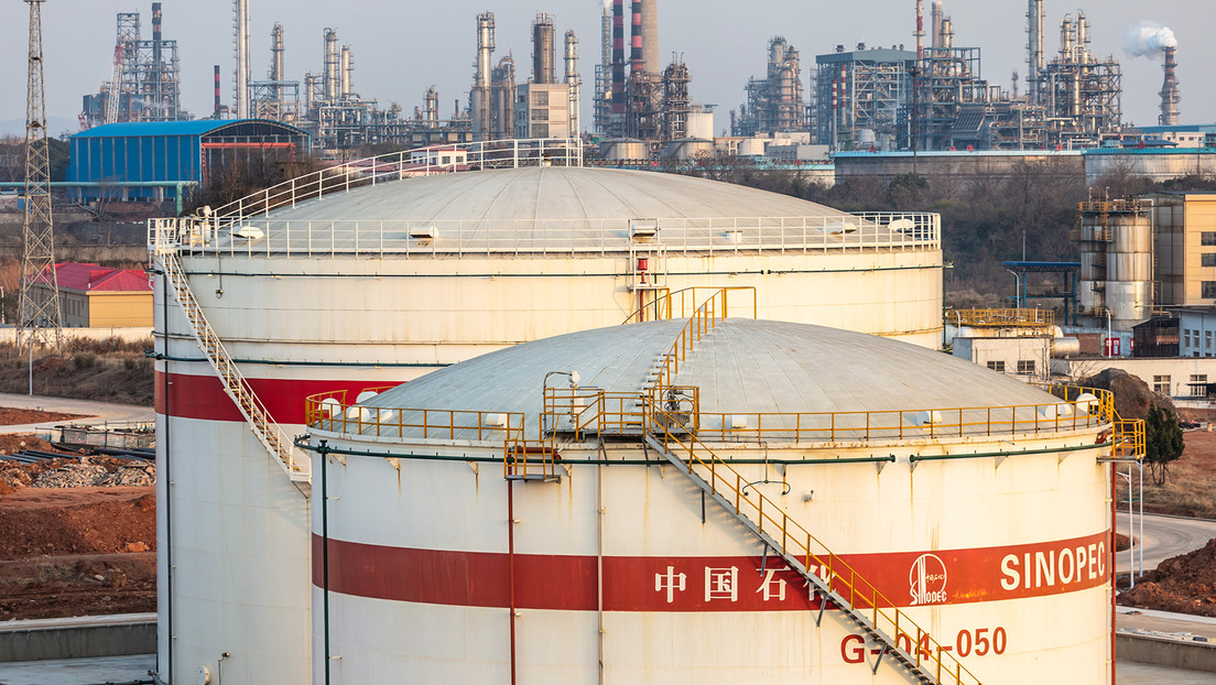 China autoriza a sus refinerías a usar reservas comerciales ante el conflicto en Irán
