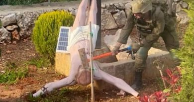 Captan a un soldado israelí destruyendo una estatua de Jesucristo