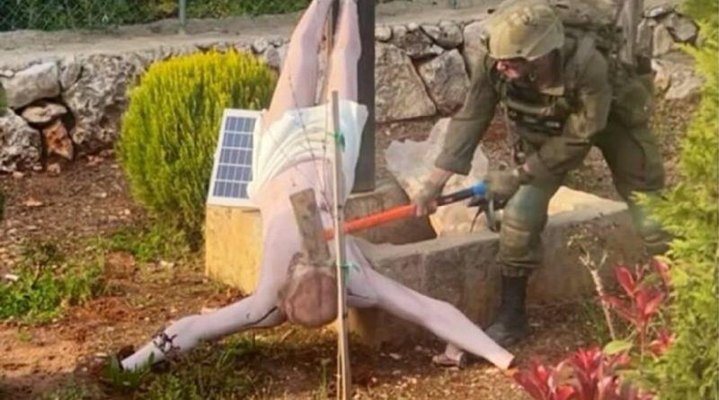 Captan a un soldado israelí destruyendo una estatua de Jesucristo