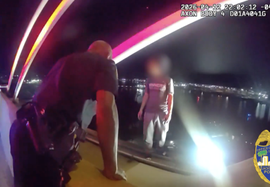 El emotivo video de un policía que rescató a un joven que quería lanzarse de un puente
