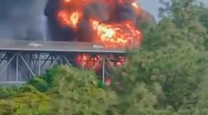 Explosión e incendio debajo de un puente causa caos en Panamá (VIDEOS)