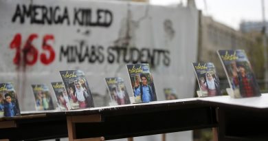 FOTO: El avión de Araghchi recuerda a los niños asesinados en el ataque contra la escuela de Minab