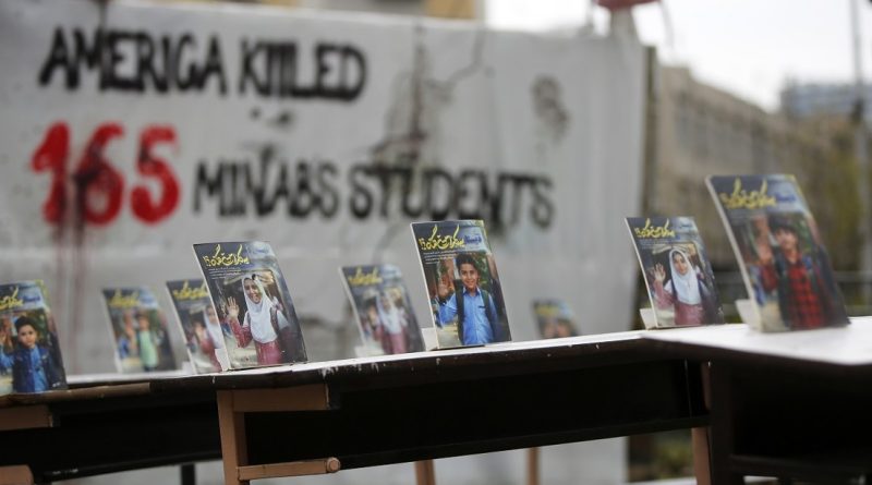 FOTO: El avión de Araghchi recuerda a los niños asesinados en el ataque contra la escuela de Minab
