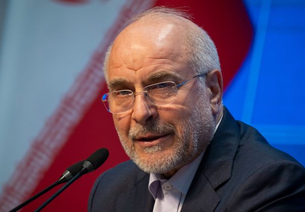 "Salgan mientras esté abierta": Jefe del Parlamento iraní reacciona a un plan de EE.UU. y EAU