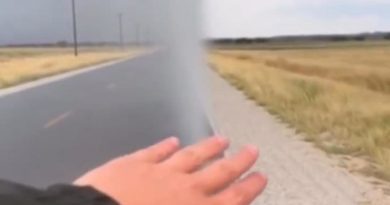 VIDEO: El misterioso 'muro de lluvia' que divide una ruta: ¿milagro meteorológico o montaje?