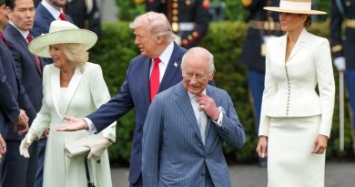 VIDEO: Trump interrumpe y se mete en el camino de la esposa de Carlos III