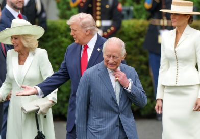 VIDEO: Trump interrumpe y se mete en el camino de la esposa de Carlos III