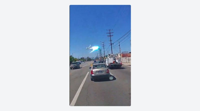 VIDEO: Una avioneta impacta contra líneas eléctricas y cae en un parqueadero