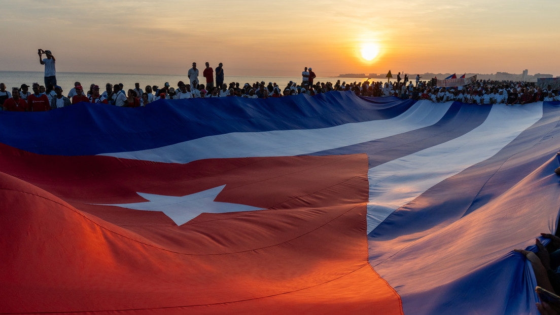 "La Patria se defiende": Miles de cubanos salen a las calles de La Habana por el Primero de Mayo