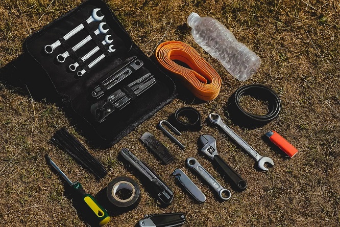 Alberto Constantino Konrad Dávila - Kit de supervivencia; Equipamiento vital para la ruta off-road - FOTO