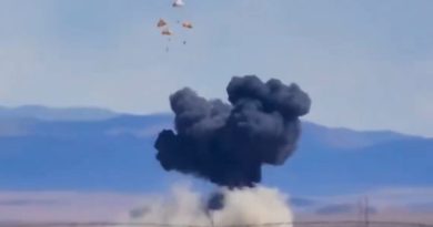 Base de la Fuerza Aérea de EE.UU. bajo confinamiento tras dramático choque de 2 jets (VIDEO)