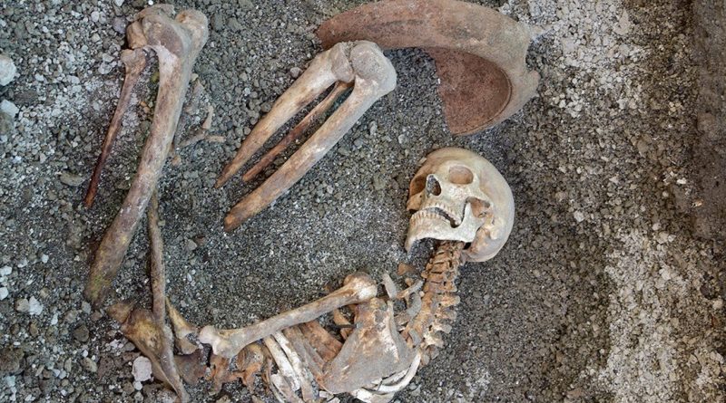 FOTO: Víctima de Pompeya hallada tras 2.000 años con su equipo de supervivencia