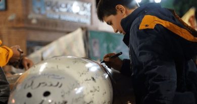 FOTOS: Niños iraníes escriben mensajes de agradecimiento al Ejército en potentes drones