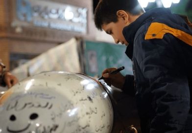 FOTOS: Niños iraníes escriben mensajes de agradecimiento al Ejército en potentes drones