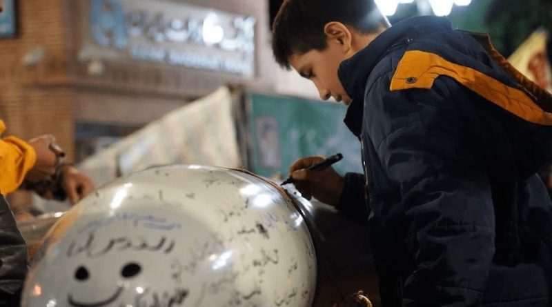 FOTOS: Niños iraníes escriben mensajes de agradecimiento al Ejército en potentes drones
