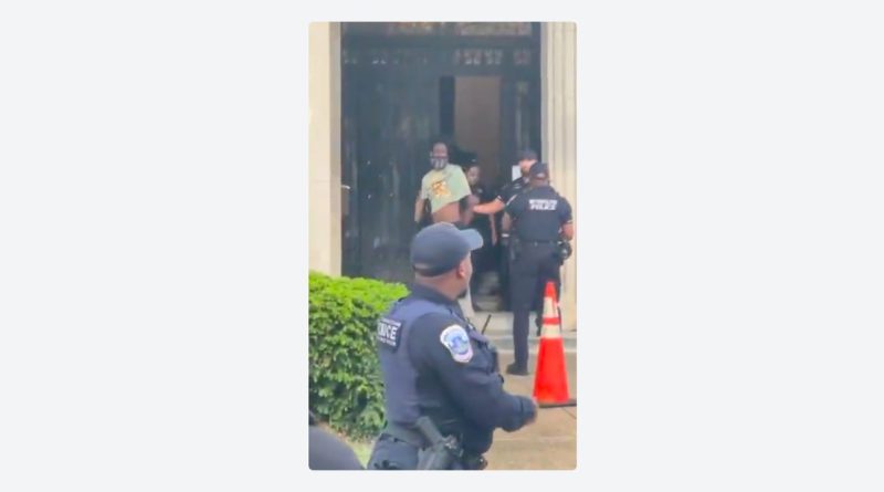 Hombre armado irrumpe en la Embajada de México en Washington