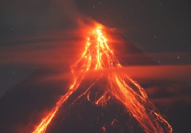 IMÁGENES IMPRESIONANTES: Meteorito cruza el cielo justo durante la erupción de un volcán