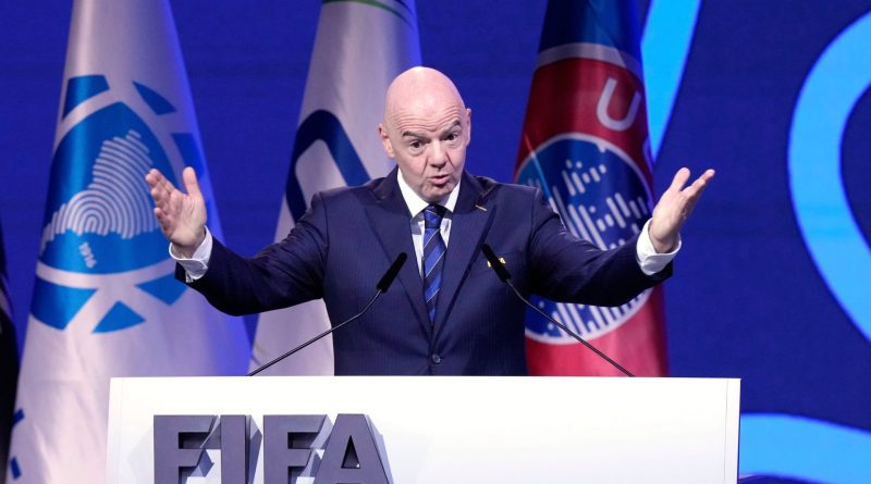 Infantino apuesta por un Mundial histórico para democratizar el fútbol global