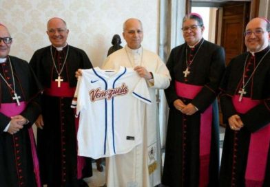 León XIV ya tiene su camisa personalizada del Team Béisbol Venezuela