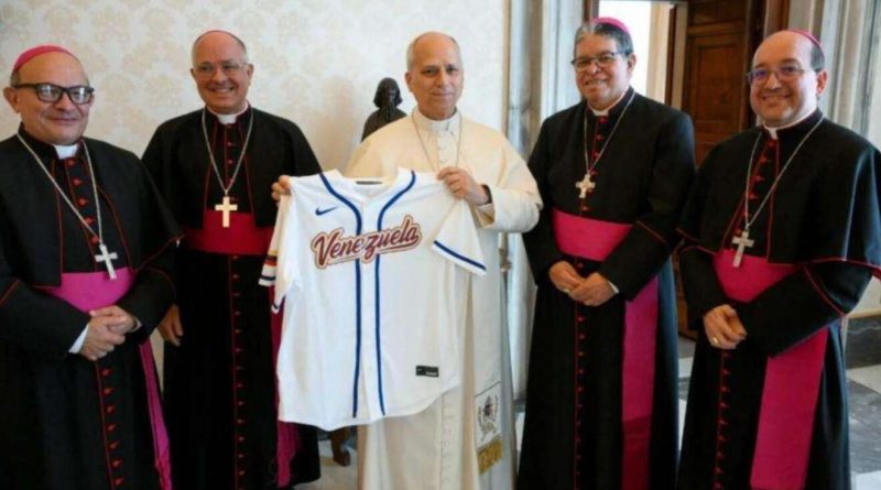León XIV ya tiene su camisa personalizada del Team Béisbol Venezuela