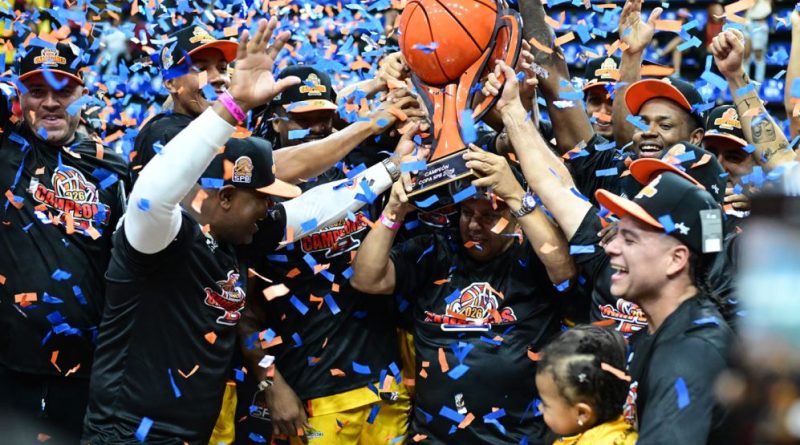 Los campeones de Gaiteros junto a Jagi Caps tuvieron jornada memorable de autógrafos