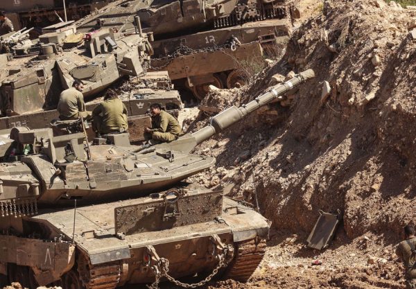 Militares israelíes vuelan una estación de bombeo de agua en el sur del Líbano