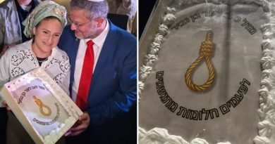Ministro de Seguridad israelí celebra su cumpleaños con un pastel decorado con una soga (VIDEO)