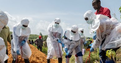 Misiones humanitarias culpan a EE.UU. ante el peligroso brote del ébola sin tratamiento