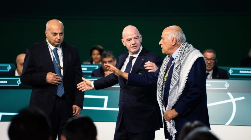 Momento incómodo: El jefe de la FIFA no logra que los delegados de Israel y Palestina se den la mano