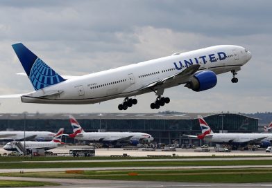 Pasajero ataca a una azafata e intenta irrumpir en la cabina en pleno vuelo