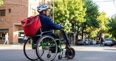 "Pensé que estaba loco": Federico, repartidor en silla de ruedas para llegar a fin de mes