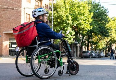 "Pensé que estaba loco": Federico, repartidor en silla de ruedas para llegar a fin de mes