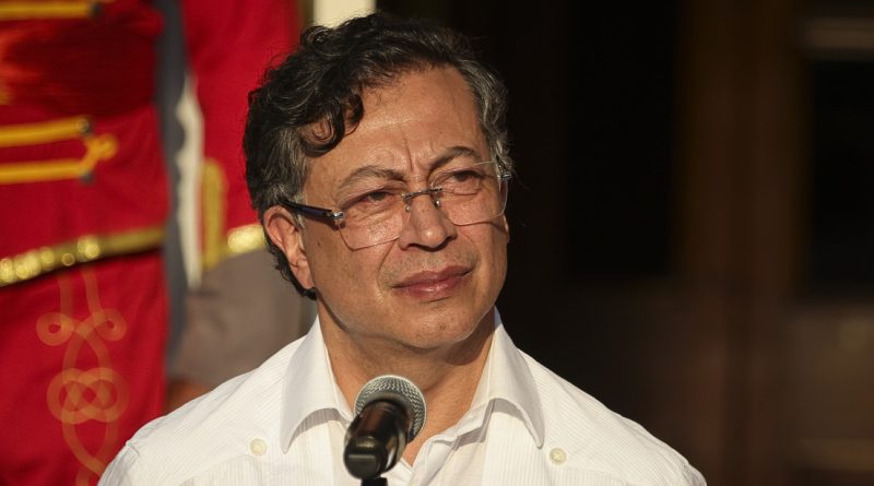 Petro no tiene "ningún problema" en retirar aranceles de Colombia a productos de Ecuador
