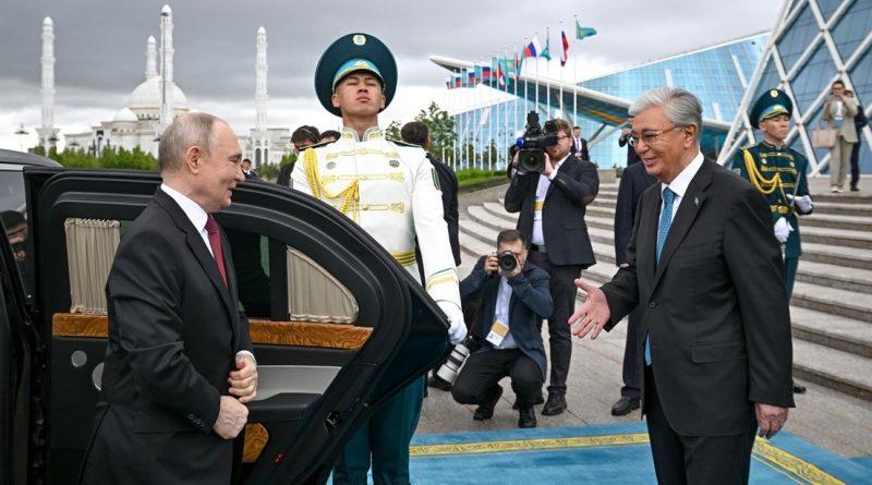 Presidente kazajo recibe a Putin en el Palacio de la Independencia
