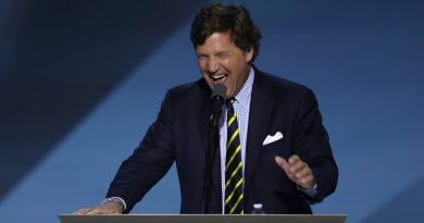 Tucker Carlson se burla de los "intelectuales públicos" de EE.UU. por su ignorancia sobre Ormuz