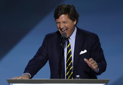Tucker Carlson se burla de los "intelectuales públicos" de EE.UU. por su ignorancia sobre Ormuz