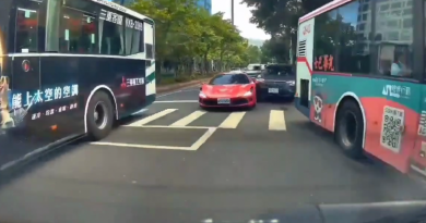 Una maniobra sencilla termina en un choque contra un Ferrari de valor astronómico (VIDEO)