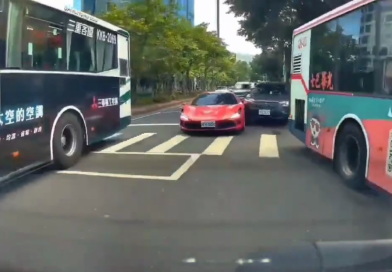 Una maniobra sencilla termina en un choque contra un Ferrari de valor astronómico (VIDEO)