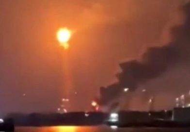 VIDEO: Captan fuerte flama en una importante refinería de México