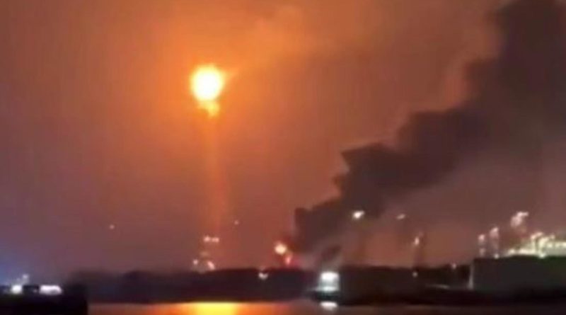 VIDEO: Captan fuerte flama en una importante refinería de México