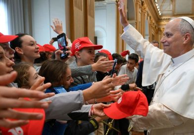 VIDEO: El papa León XIV hace el meme viral de '6-7' en el Vaticano