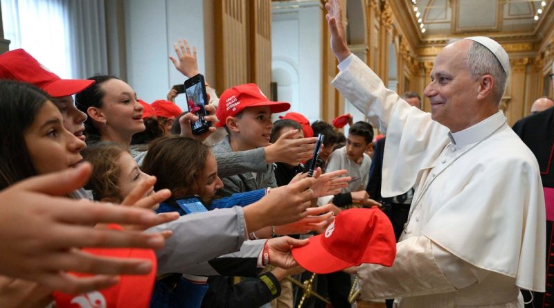 VIDEO: El papa León XIV hace el meme viral de '6-7' en el Vaticano