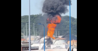 VIDEO: Enorme incendio arrasa una refinería en Oklahoma