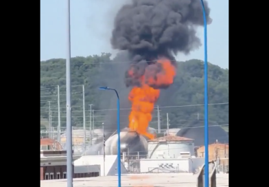 VIDEO: Enorme incendio arrasa una refinería en Oklahoma