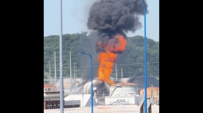 VIDEO: Enorme incendio arrasa una refinería en Oklahoma