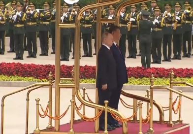 VIDEO: Interpretan el himno nacional ruso en Pekín con salvas ceremoniales