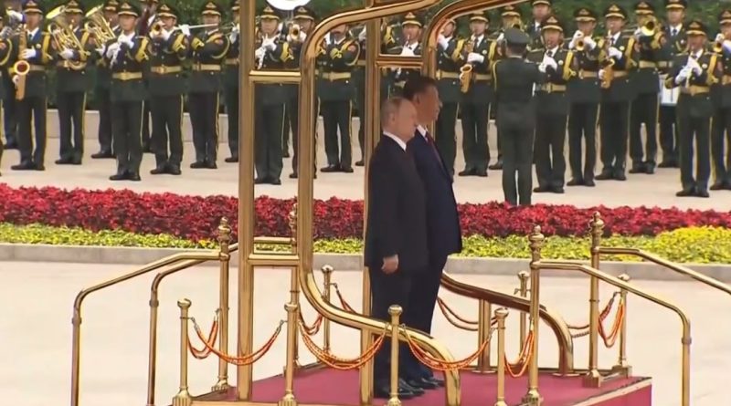 VIDEO: Interpretan el himno nacional ruso en Pekín con salvas ceremoniales