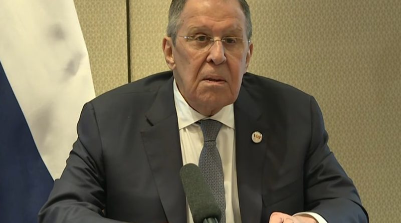 VIDEO: Lavrov reprende y luego bromea con un periodista por interrumpir su rueda de prensa