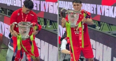 VIDEO: Momento de torpeza épica de un futbolista al recibir el trofeo